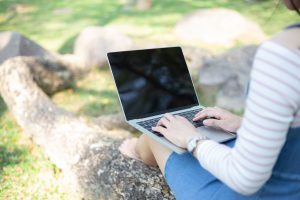 femme avec ordinateur sur arbe