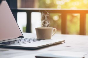 Ordinateur et café fumant